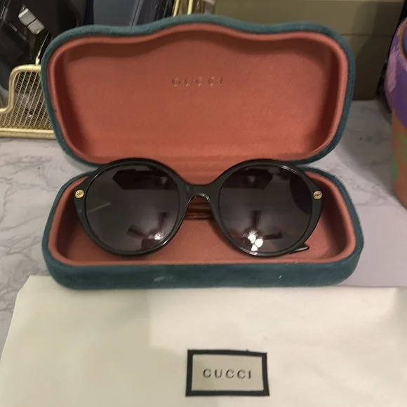 Authentic Gucci Sunglasses- Gently used display picture 1